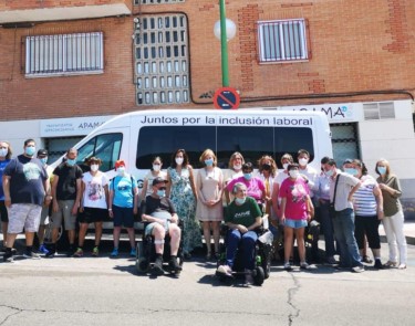 Fundación Gmp colabora con el proyecto “Formando Profesionales”, de APAMA, con la donación de una furgoneta adaptada