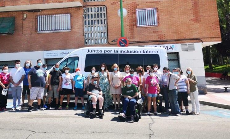 Fundación Gmp colabora con el proyecto “Formando Profesionales”, de APAMA, con la donación de una furgoneta adaptada