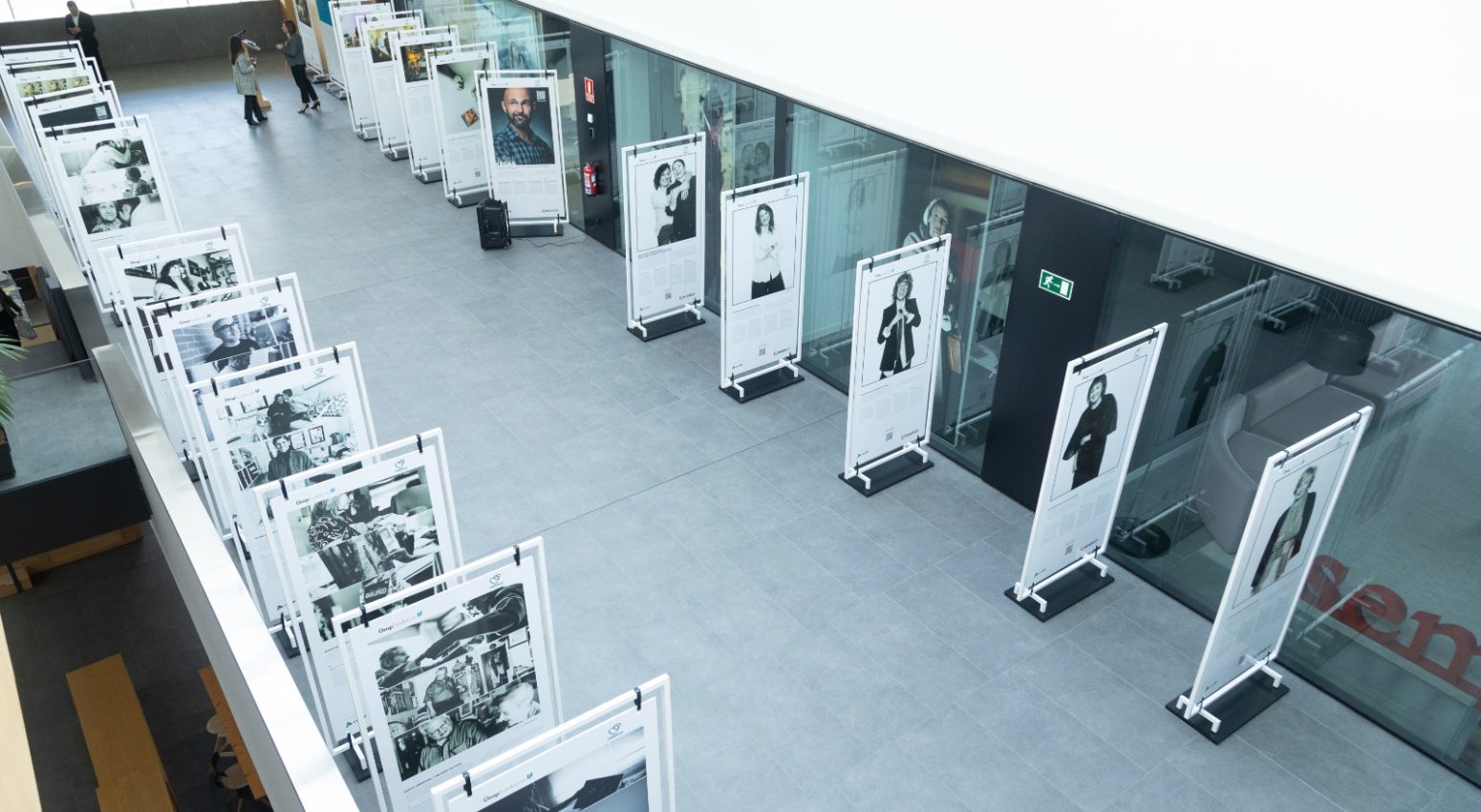 El edificio postgrados de la Universidad de Navarra acoge la exposición Cuidadoras